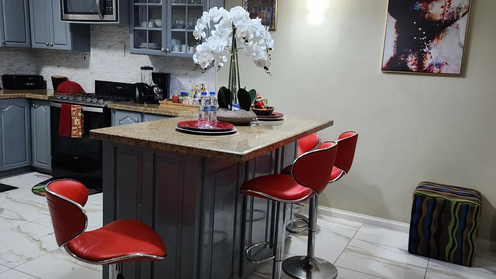 Spacious Luxury 3 Bed Rooms In Kingston 0*,
